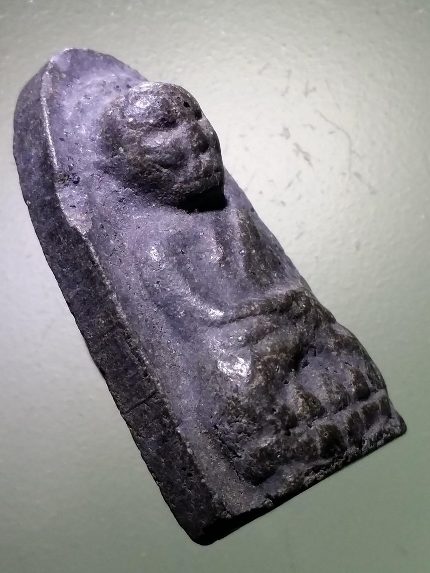 รหัสสินค้า หลวงปู่ทวด วัดต่างๆ 542 หลวงปู่ทวด เนื้อว่าน โรยแร่ ที่ระลึก 111 ปี กระทรวงกลาโหม สร้างปี 2540 พระรายการนี้ให้เช่าบูชาแล้ว