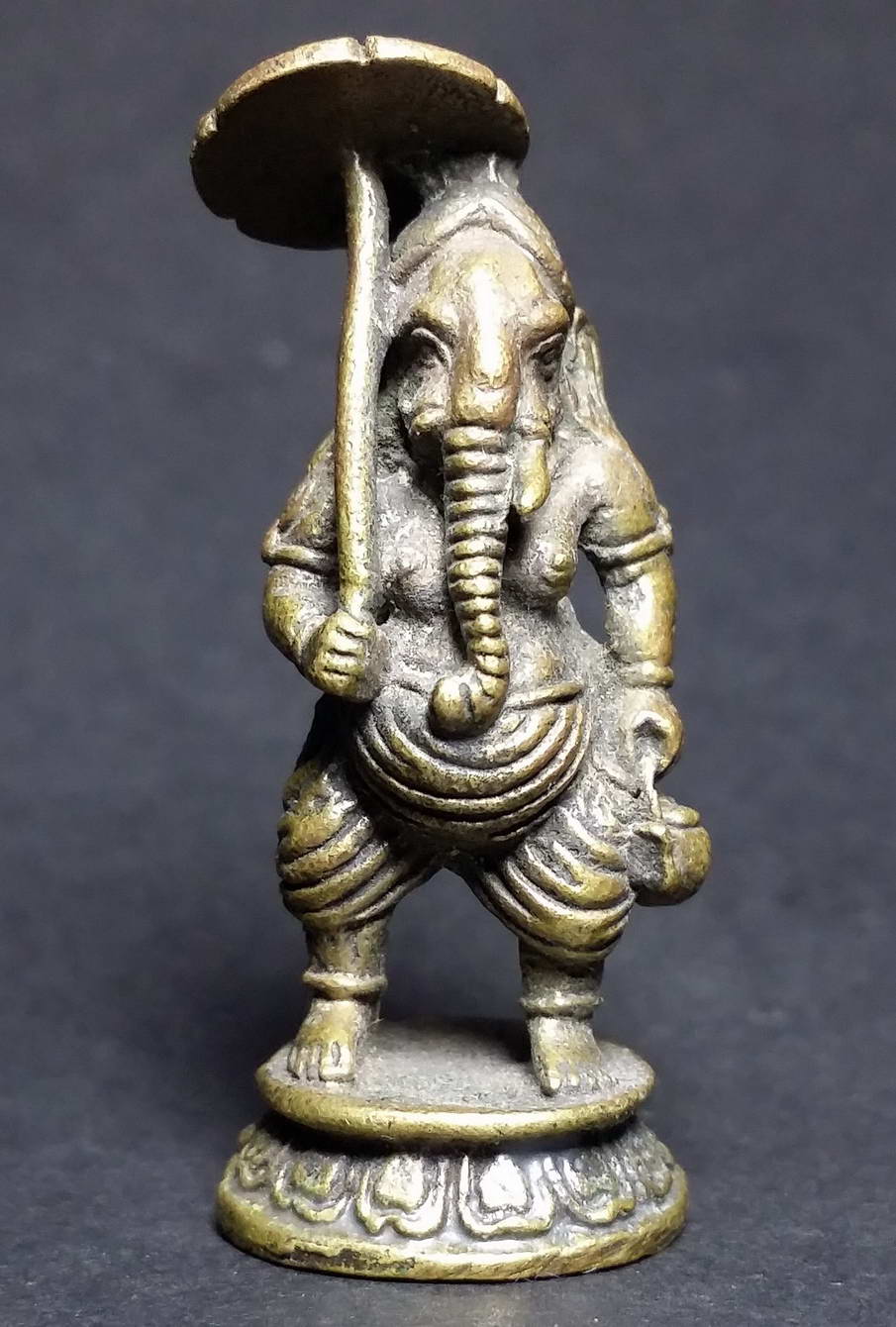 รหัสสินค้า พระกริ่ง พระหล่อ 470 รูปหล่อพระพิฆเณศวร ปางถือใบบัวเป็นร่ม และถือกาน้ำ งานทอง เหลืองเก่า น่าสะสม