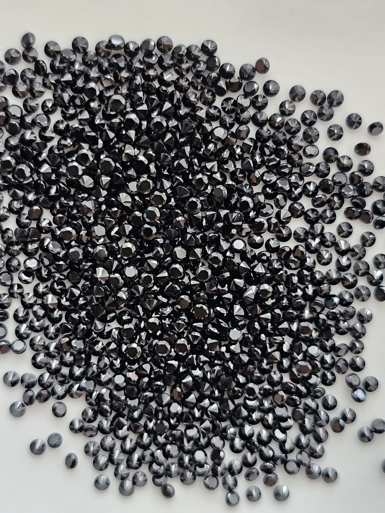 พลอยนิลกลมเจียรเหลี่ยม 1.7mm. 5 กะรัต