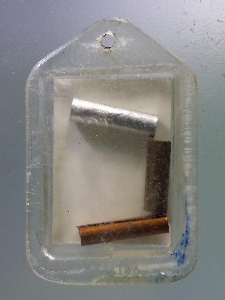 Antig Pim 336 ภาพถ่ายพระครูสาทรขันติธรรม ด้านหลังมีตะกรุด 3 ดอก