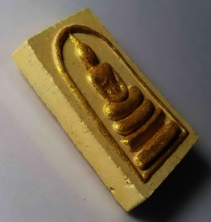 รหัสสินค้า พระสมเด็จ วัดต่างๆ 235 พระสมเด็จเนื้อผงทาทองบรอนซ์ หลวงพ่ออิด วัดเกาะแก้วสุวรรณาราม ต้นสำโรง พนมสารคาม ฝังมวลสารทางด้านหลัง หายาก ส่วนใหญ่จะเจอแต่ไม่มีมวลสารฝัง