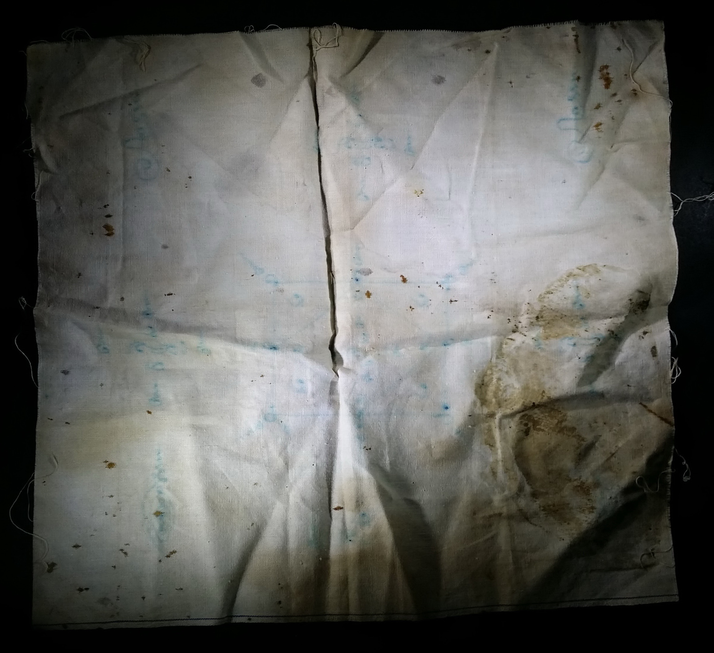 รหัสสินค้า ผ้ายันต์สำนักต่างๆ 030 ผ้ายันต์ เขียนมือ ไม่ทราบสำนัก ผ้ายันต์เขียนมือนี้ สร้างขึ้นจากผู้ที่รู้ อักขระอาคม ศึกษาวิชาไสยเวทย์ จึงได้กระทำขึ้น ถึงแม้จะไม่รู้สำนัก แต่ก็สามารถเช่าไว้บูชาเพื่อทดลองพุทธคุณได้ครับ