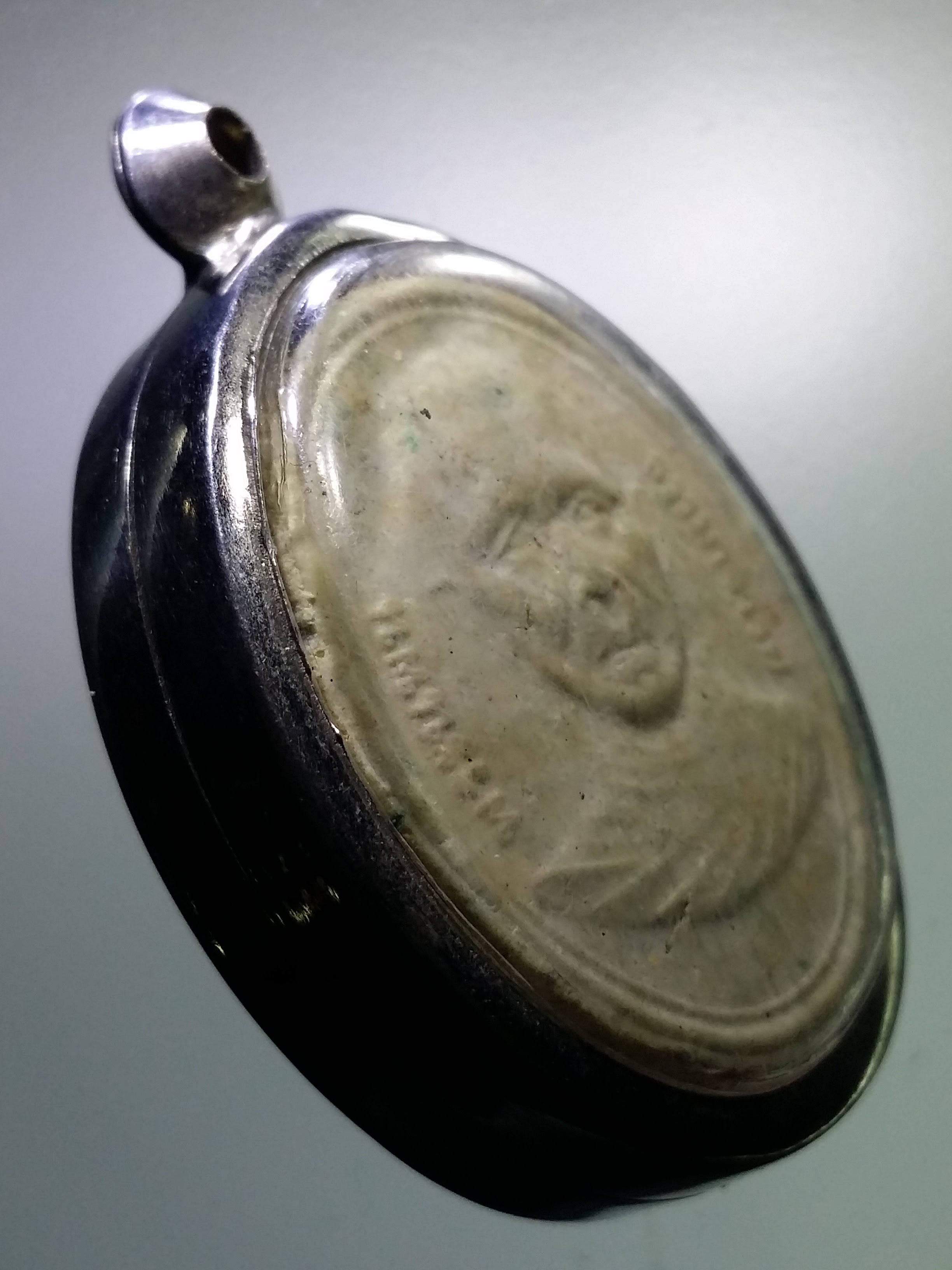 Antig LSD 014 พระผงรูปเหมือน พระนิพันธรรมาจารย์ หลวงพ่อคล้าย วัดพนมรอก อำเภอท่าตะโก จังหวัดนครสวรรค์ สร้างปี 2530