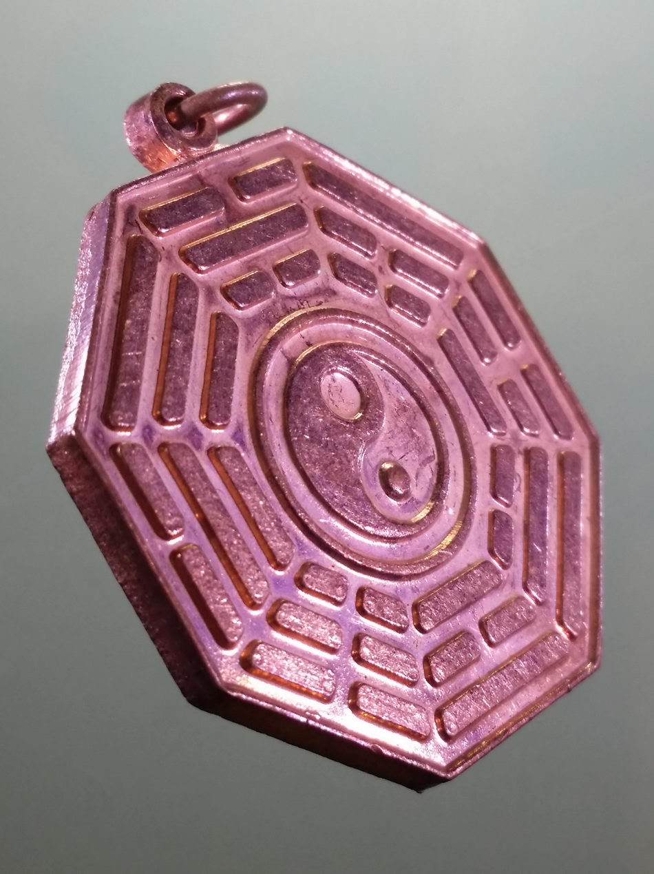 รหัสสินค้า เทพจีน - เทพฮินดู 127 เหรียญโป๊ยข่วย หยินหยาง หลังยันต์ ไม่ทราบสำนัก หรือศาลเจ้าที่ไหนจัดสร้าง ขนาดเทียบกับเหรียญบาท