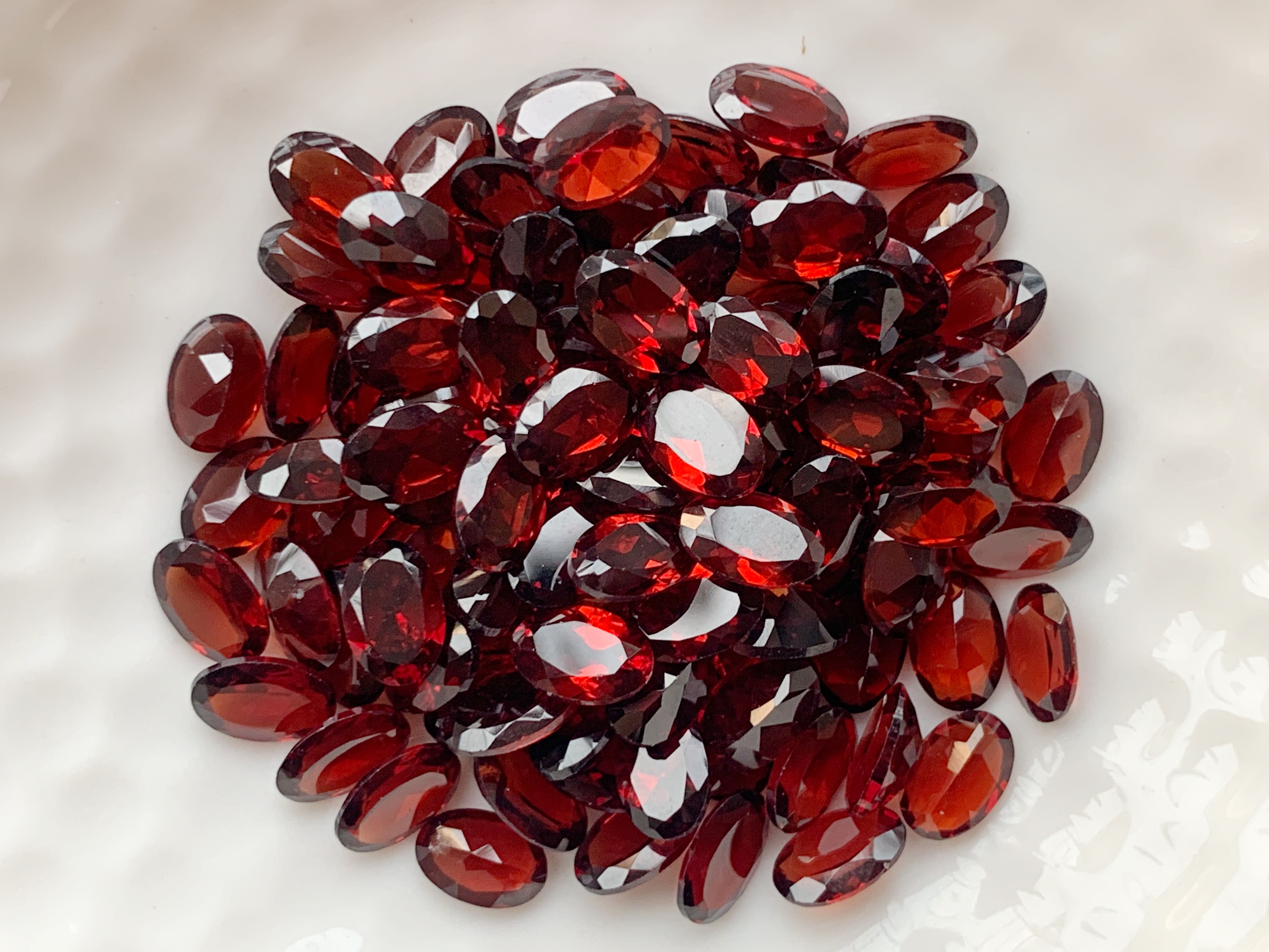 โกเมนไข่ 6X4 มม. 5 กะรัต