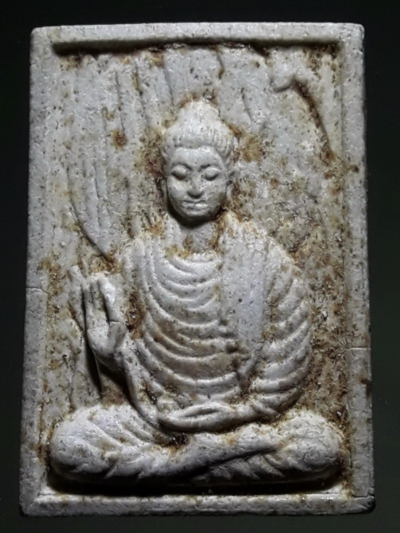 รหัสสินค้า พระเนื้อดิน ผง ว่าน 10477 พระผงปางเทศนา ๑ ศตวรรษ เสาร์ ๕ หลวงปู่บุดดา ถาวโร วัดกลางชูศรีเจริญสุข จ.สิงห์บุรี