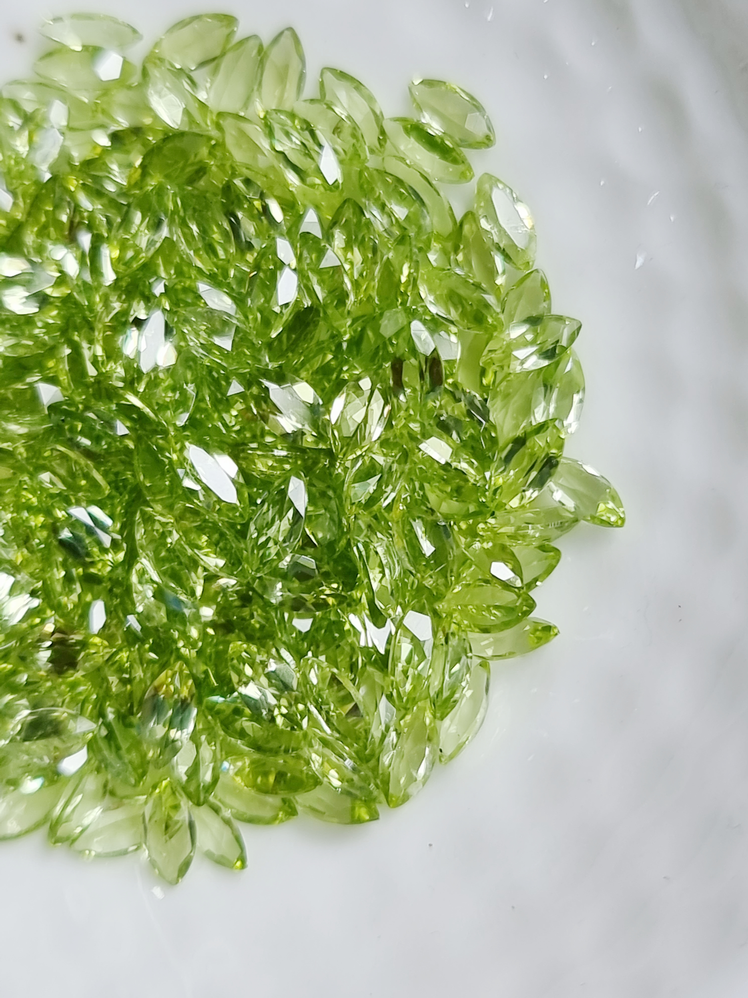 เพอริดอทมาคี 2.5x5 mm. 5 กะรัต