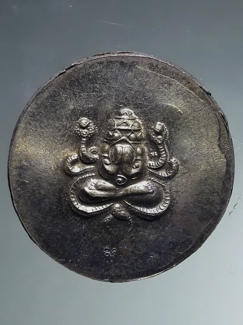 Antig FB 12857 เหรียญกลมเล็ก พระเทวราชโพธิสัตว์จตุคามรามเทพ หลังปิดตาพังพระกาฬ รุ่นอัครมหาเศรษฐี ตอกโค๊ต ด้านหลัง หายากครับรุ่นนี้