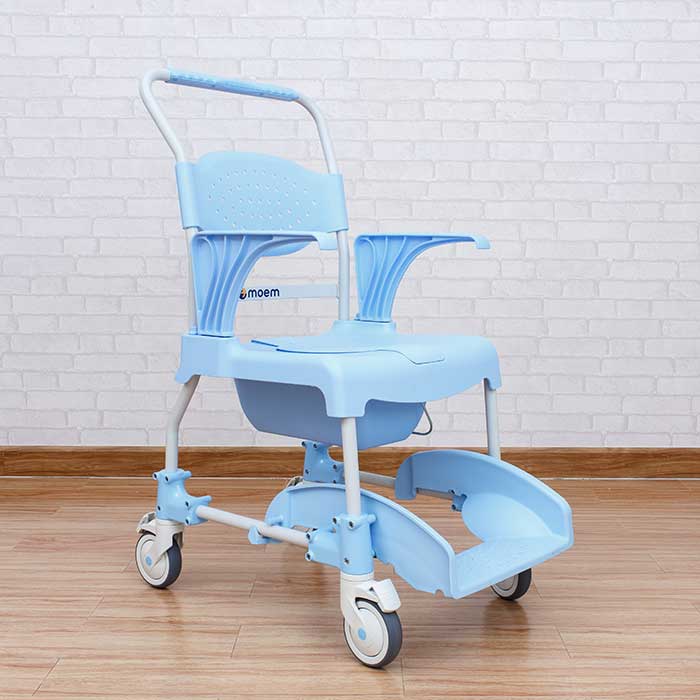รถเข็นนั่งขับถ่าย และอาบน้ำโมเอม MOEM มาพร้อมถังรองถ่าย สามารถใช้งานได้ทั้งภายในบ้าน และนอกสถานที่ รับน้ำหนักได้สูงสุด 150 kg. ผลิตภัณฑ์จากประเทศสเปน