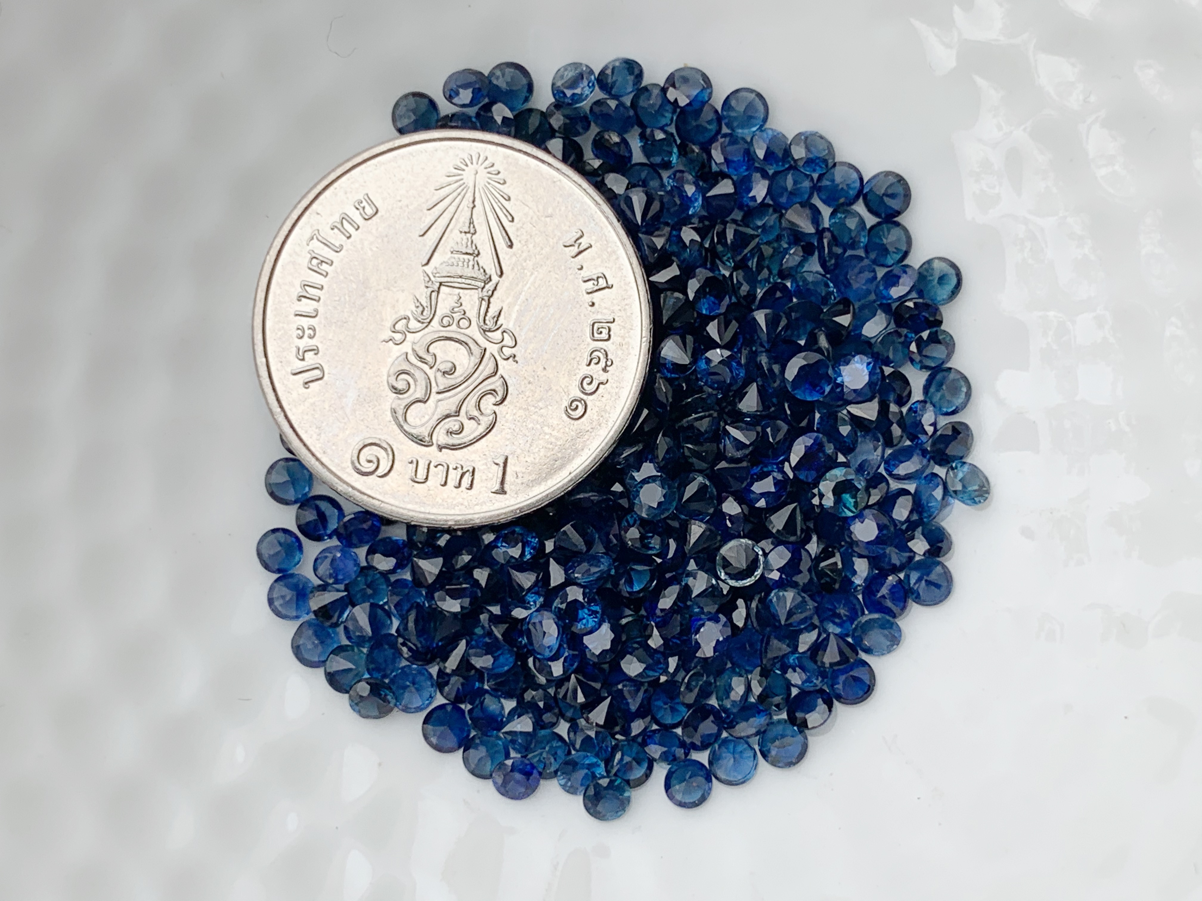 ไพลินกลม 2.4 mm. 1 กะรัต