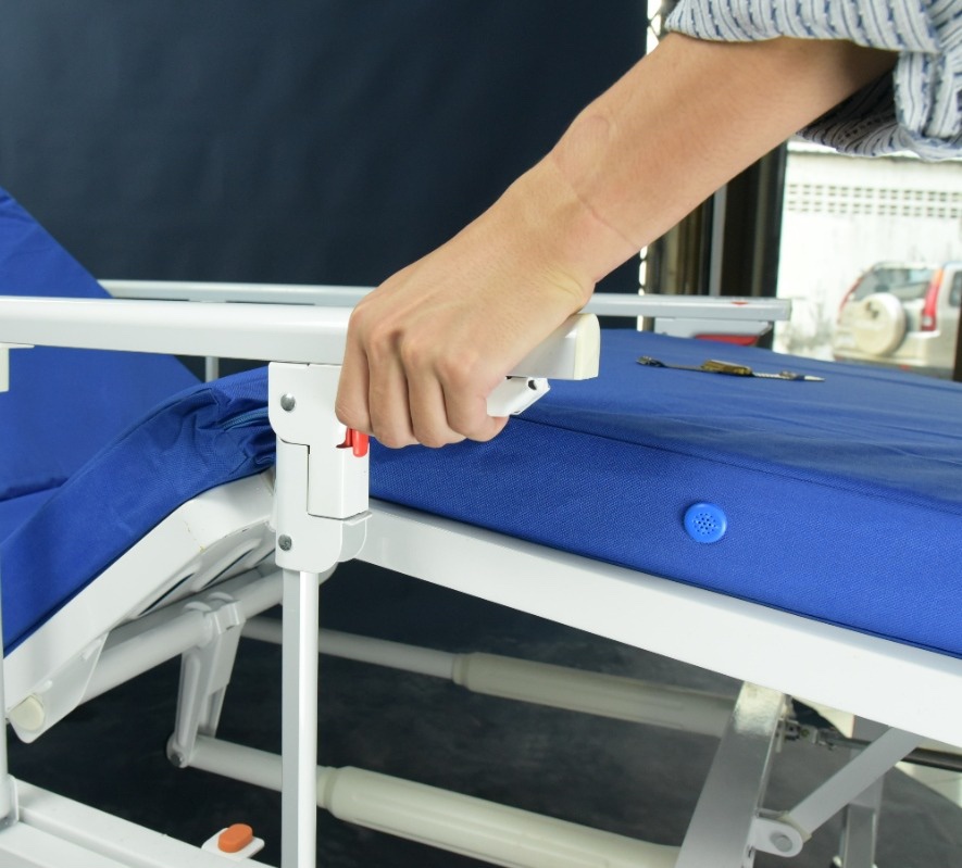 เตียงผู้ป่วยมือหมุน 2 ไกร์ หัว-ท้าย ABS ราวสไลด์ (Manual Hospital Bed) + แถมพิเศษ ฟูกที่นอน 4 ตอน