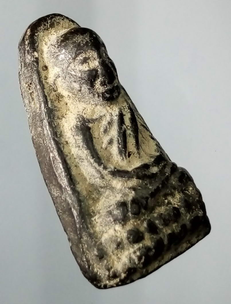 รหัสสินค้า หลวงปู่ทวด วัดต่างๆ 094 หลวงปู่ทวด วัดช้างให้ จังหวัดปัตตานี สร้างปี 2513 พิมพ์เล็ก หายาก สร้างน้อย คล้ายๆพิมพ์คะแนน ครับ พระครูใบฎีกาขาว สร้าง ผสมผงว่านปี 2497 พระรายการนี้ให้เช่าบูชาแล้ว