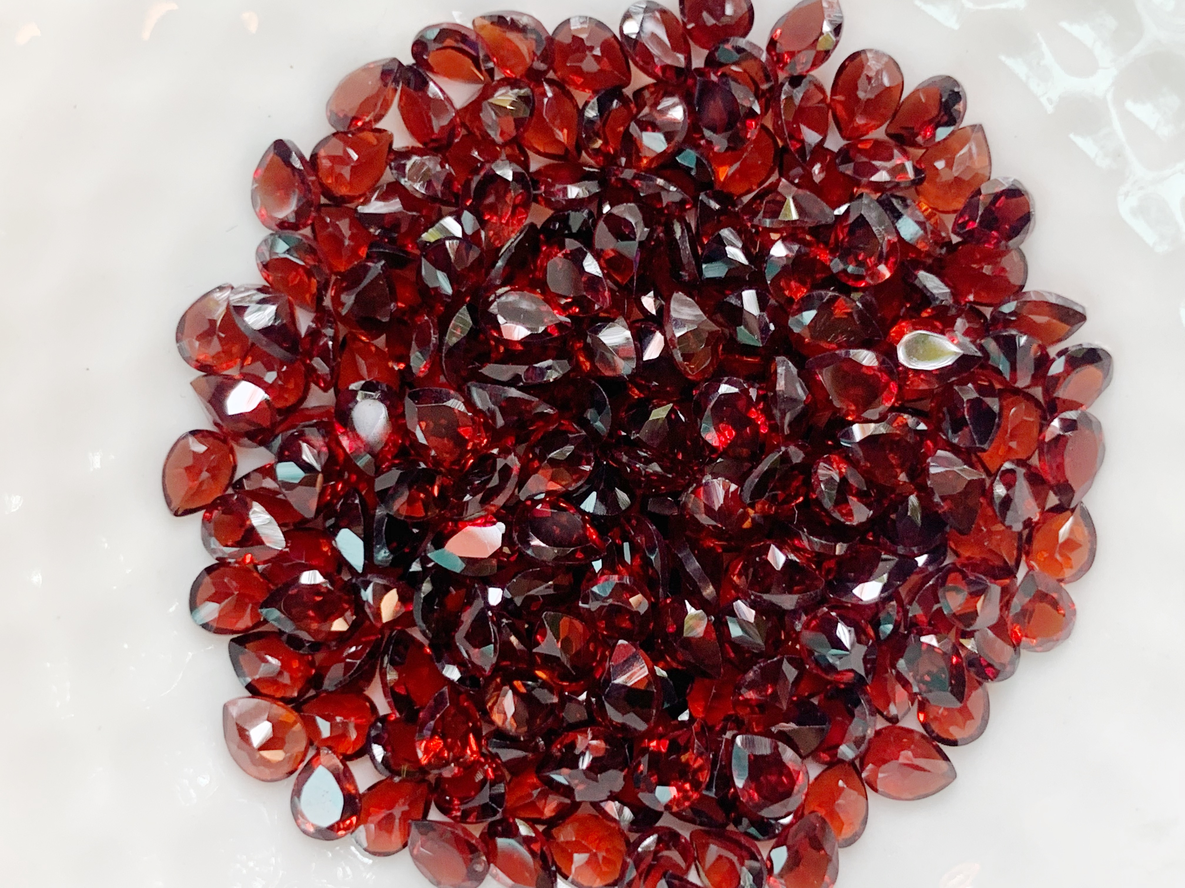 โกเมนหยดน้ำ 4x3 มม. 5 กะรัต