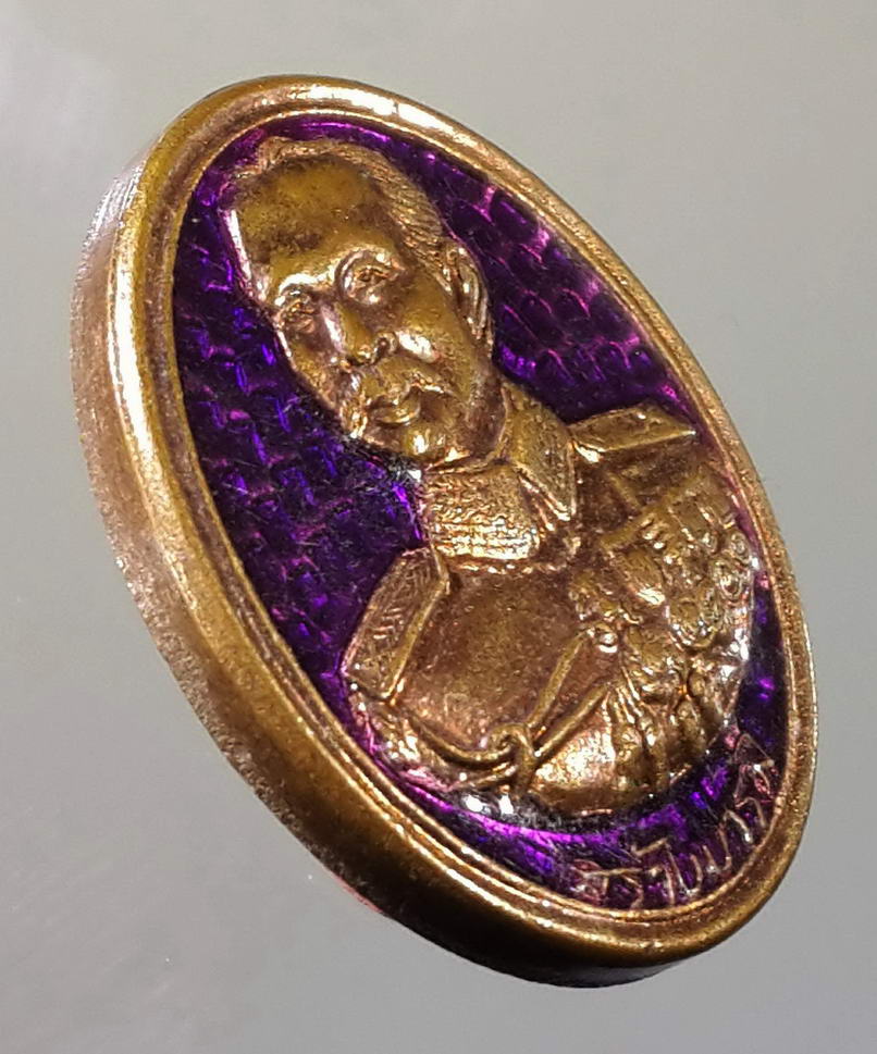 รหัสสินค้า พระมหากษัตริย์ และบุคคลสำคัญ 035 เหรียญทองแดงลงยา รัชกาลที่ 5 พระจุลจอมเกล้าเจ้าอยู่หัว วัดกู้ ปากเกร็ด จังหวัดนนทบุรี สร้างปี 2558 หมายเลข 503 ตอกโค๊ตภาษาจีน