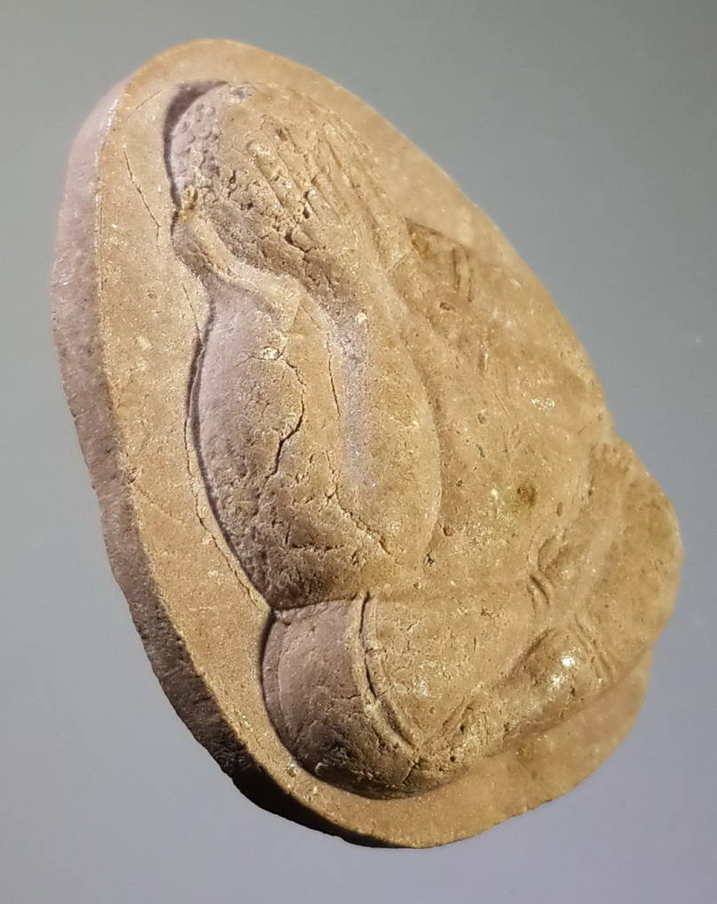 รหัสสินค้า พระปิดตา ทั่วไป 106 พระปิดตาเนื้อผง หลังพัดยศ หลวงปู่อ่อน วัดเนินมะเกลือ อำเภอวังทอง จังหวัดพิษณุโลก ที่ระลึกในงานรับพระราชทานพัดยศพระครู