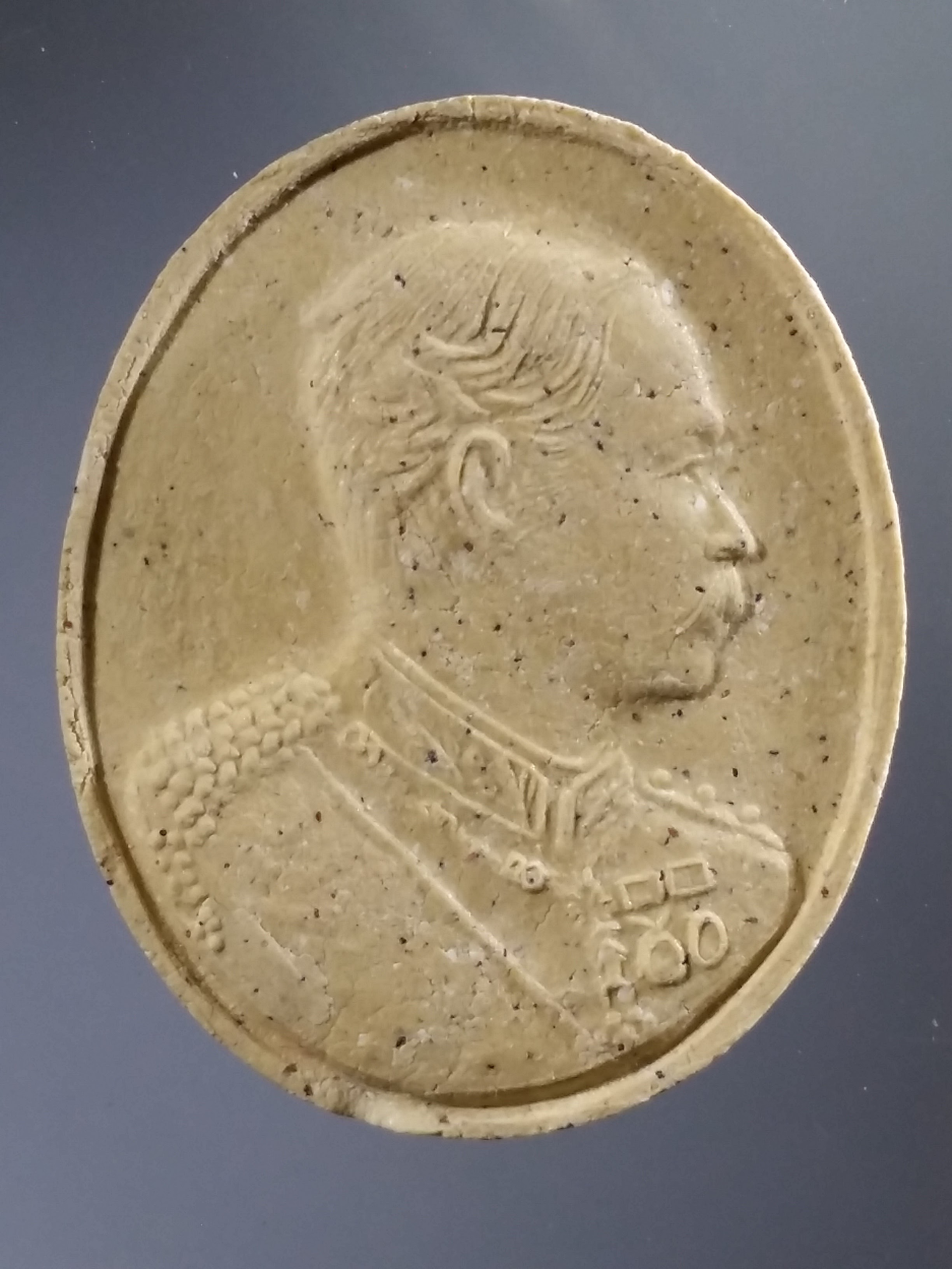 รหัสสินค้า พระมีกล่อง 497 พระบรมสาทิสลักษณ์เนื้อผง รัชกาลที่ 5 เนื้อกระเบื้องหลังคาพระอุโบสถ วัดเบญจมบพิตร สร้างปี 2539