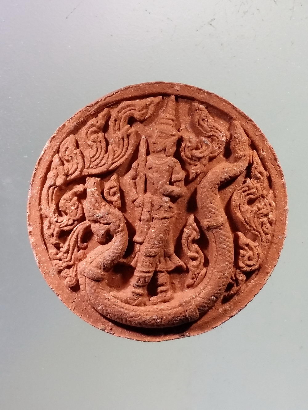 Antig Pim 251 พระเทวราชโพธิสัตว์จตุคามรามเทพ ปางเสวยสุข (วิมุตติสุข) - พระพิรุณ เทพแห่งสายฝน เนื้อว่านแดงฝังมวลสาร พิมพ์เล็ก ไม่ทราบรุ่น ไม่มีกล่องครับ