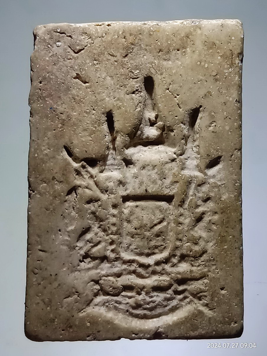 รหัสสินค้า พระสมเด็จ วัดต่างๆ 1296 พระสมเด็จเนื้อผง หลังตราแผ่นดิน ไม่ทราบปีที่สร้าง เนื้อหาเก่ามีอายุ ขนาดเมื่อเทียบกับเหรียญบาท พระรายการนี้ให้เช่าบูชาแล้ว