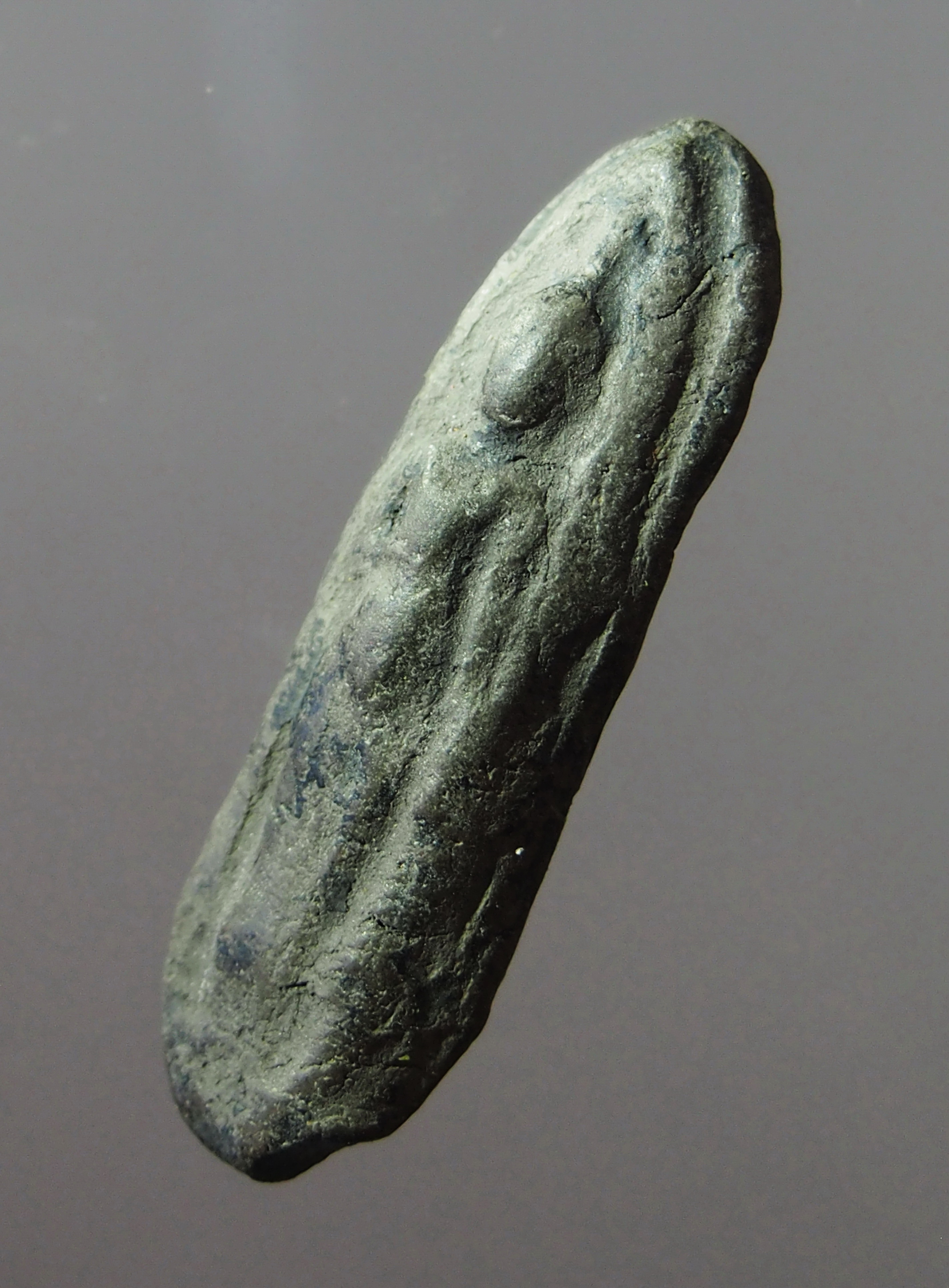 รหัสสินค้า พระกรุ 088 พระร่วงยืนประทานพร เนื้อดำ พิมพ์เล็ก กรุเตาเชลียง จังหวัดสุโขทัย