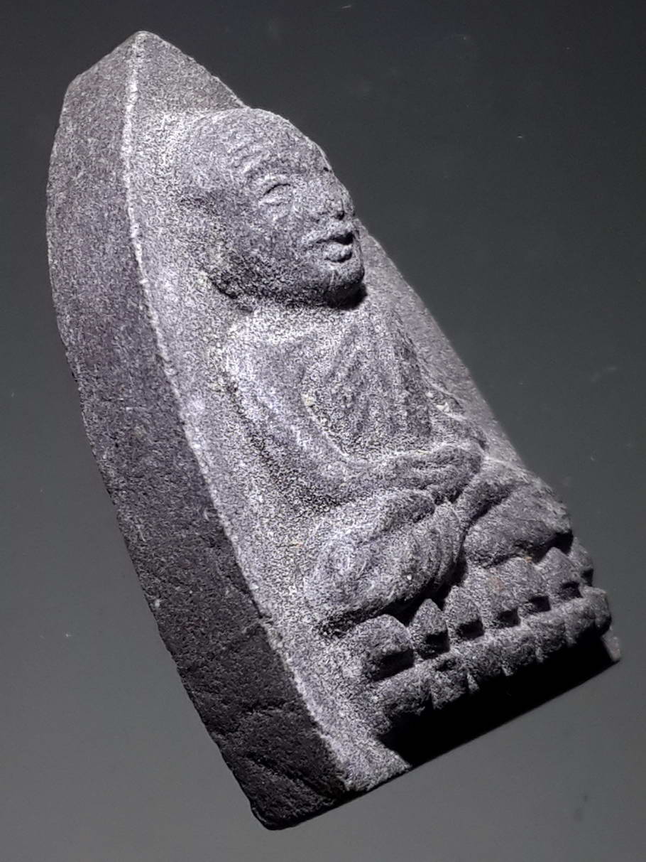 รหัสสินค้า หลวงปู่ทวด วัดต่างๆ 334 หลวงปู่ทวด วัดช้างให้ จังหวัดปัตตานี เนื้อว่าน พิมพ์เตารีด หลังตัวหนังสือนูน