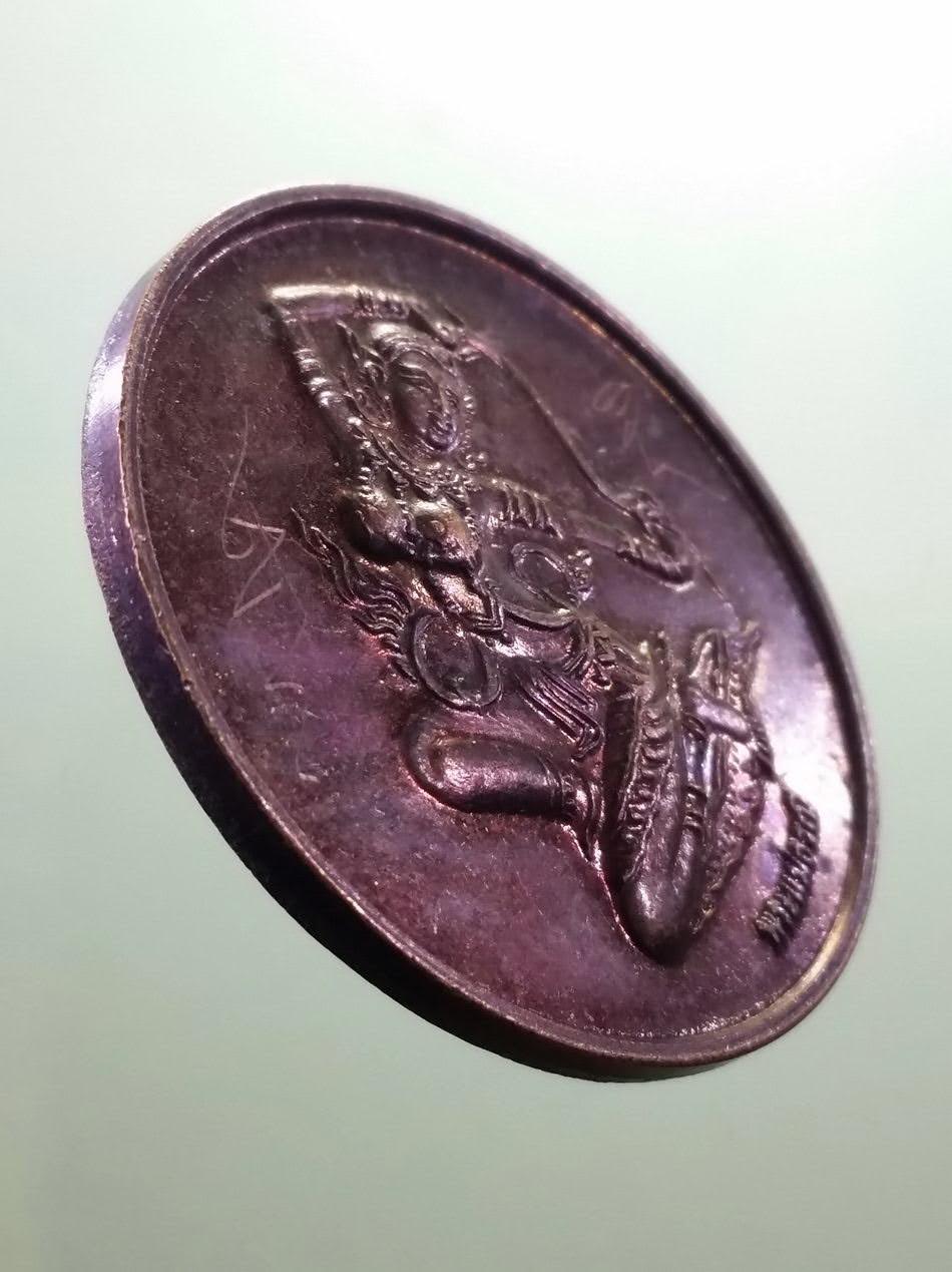 รหัสสินค้า เหรียญคณาจารย์ 7407 เหรียญพระแม่ธรณี หลังพระธาตุเจดีย์ 4 ภาค ด้านหน้ามีรอยจารอักขระอาคม พระรายการนี้ให้เช่าบูชาแล้ว