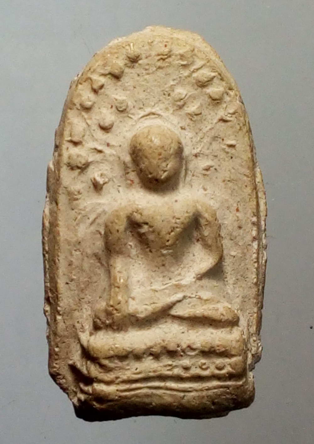 รหัสสินค้า พระไม่ทราบที่ 198 พระบางเนื้อขาว บางคนดูเป็นพระกรุ บางคนดูเป็นพระเกจิ ไม่ทราบที่ครับ พระรายการนี้ให้เช่าบูชาแล้ว