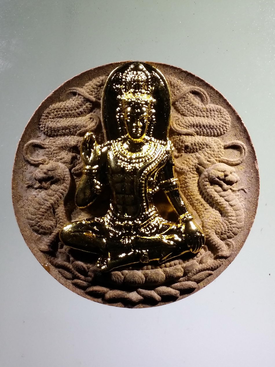 รหัสสินค้า จตุคามรามเทพ 878 พระเทวราชโพธิสัตว์จตุคามรามเทพ รุ่นเฉลิมราชจอมราชันย์ (โคตรเศรษฐียุค 8) เนื้อว่านหน้ากากทอง มีรอยสะกิด ตำแหน่ง 3 นาฬิกา