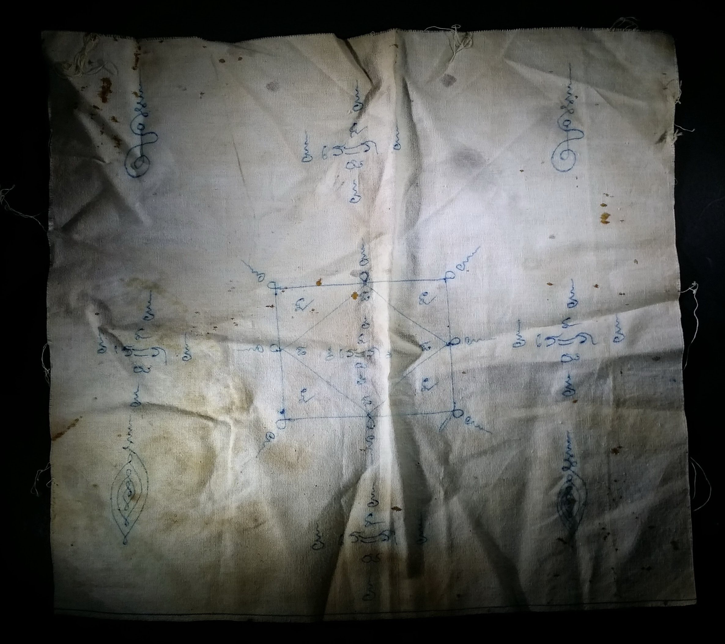 รหัสสินค้า ผ้ายันต์สำนักต่างๆ 030 ผ้ายันต์ เขียนมือ ไม่ทราบสำนัก ผ้ายันต์เขียนมือนี้ สร้างขึ้นจากผู้ที่รู้ อักขระอาคม ศึกษาวิชาไสยเวทย์ จึงได้กระทำขึ้น ถึงแม้จะไม่รู้สำนัก แต่ก็สามารถเช่าไว้บูชาเพื่อทดลองพุทธคุณได้ครับ