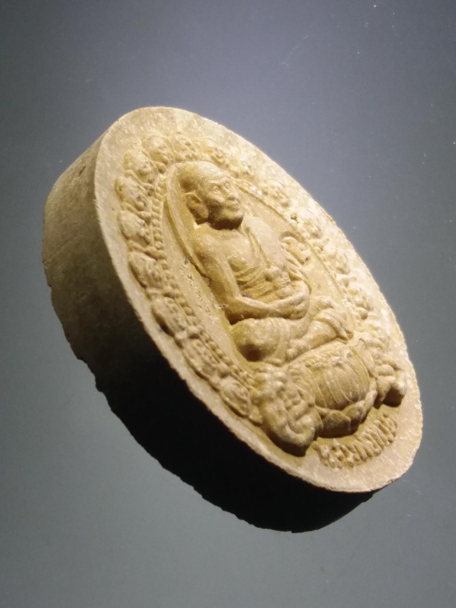 รหัสสินค้า พระมีกล่อง 3903 หลวงพ่อทวด วัดช้างให้ เนื้อกระเบื้องโบสถ์ พิมพ์จันทร์ลอย รุ่นบูรณะพระบรมธาตุเจดีย์ ปี 2551