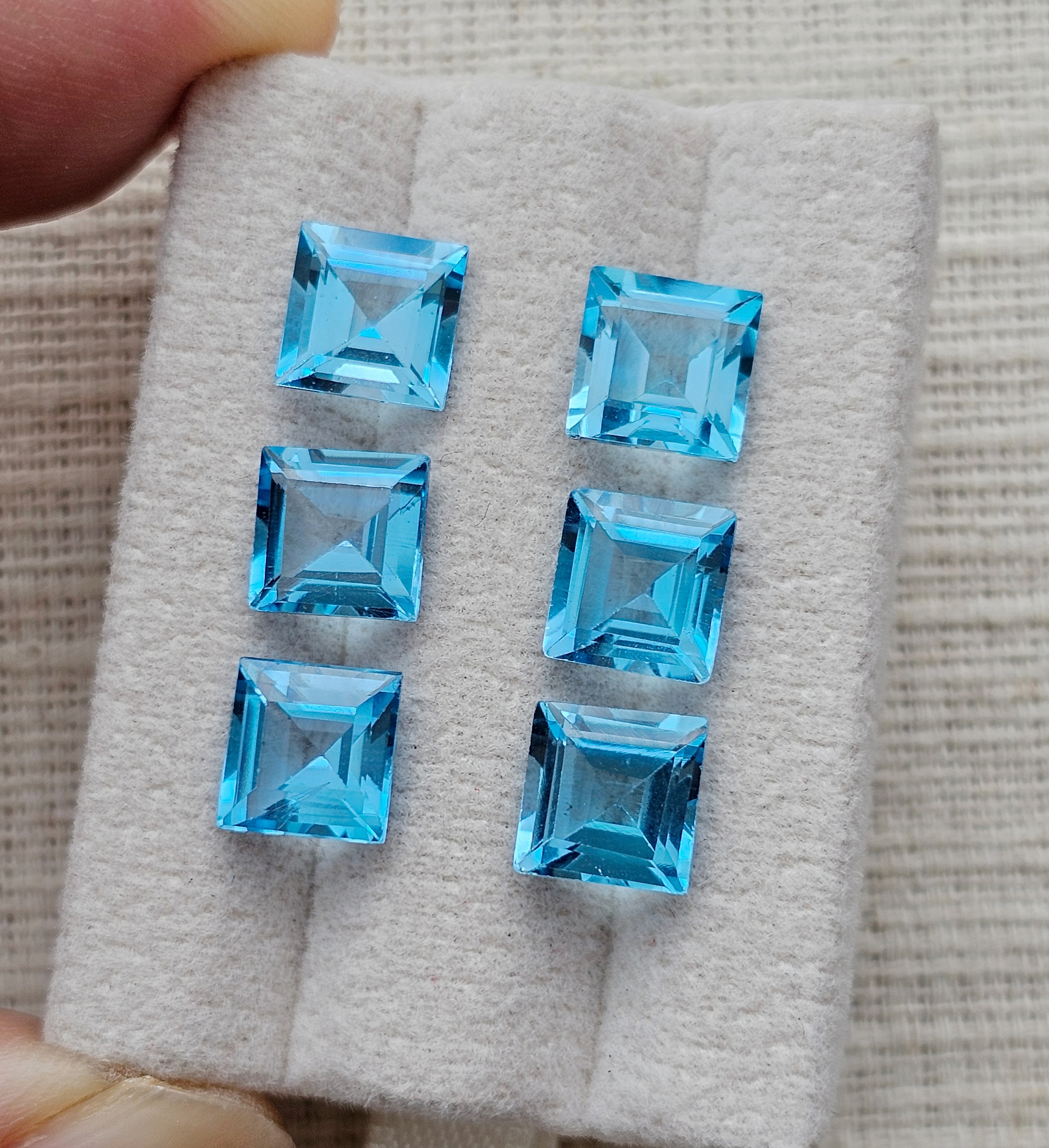 พลอยบลูโทปาสสี่เหลี่ยม 7x7 mm. 1 เม็ด