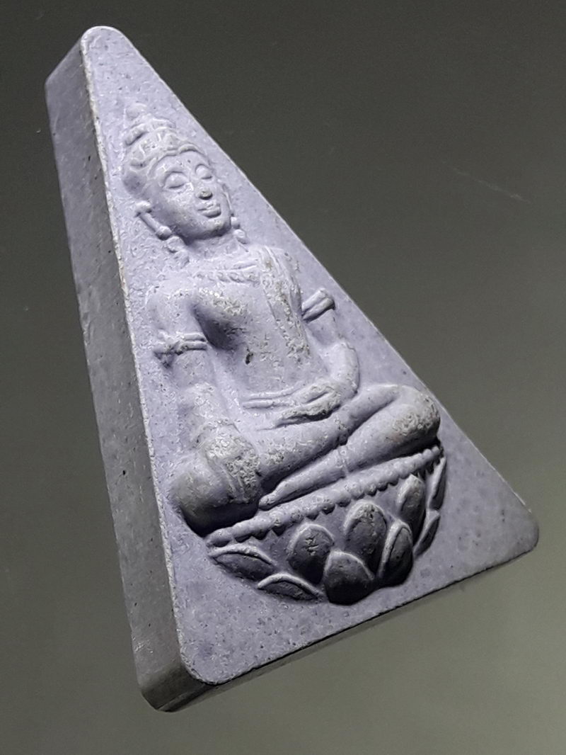 รหัสสินค้า พระเนื้อดิน ผง ว่าน 10448 พระนางพญาเนื้อผง หลังพระนามย่อ สก. สร้างปี 2547 สภาผู้แทนราษฎรจัดสร้าง ที่ระลึกเฉลิมพระชนม์พรรษา 6 รอบ สมเด็จพระนางเจ้าพระบรมราชินีนาถ