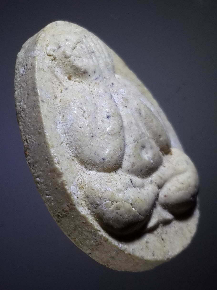 รหัสสินค้า พระปิดตา ทั่วไป 198 พระปิดตาเนื้อผง หลังยันต์ พุทธะจุติ และพุทธะสังมิ หัวใจไตรสรณคมน์ ไม่ทราบที่