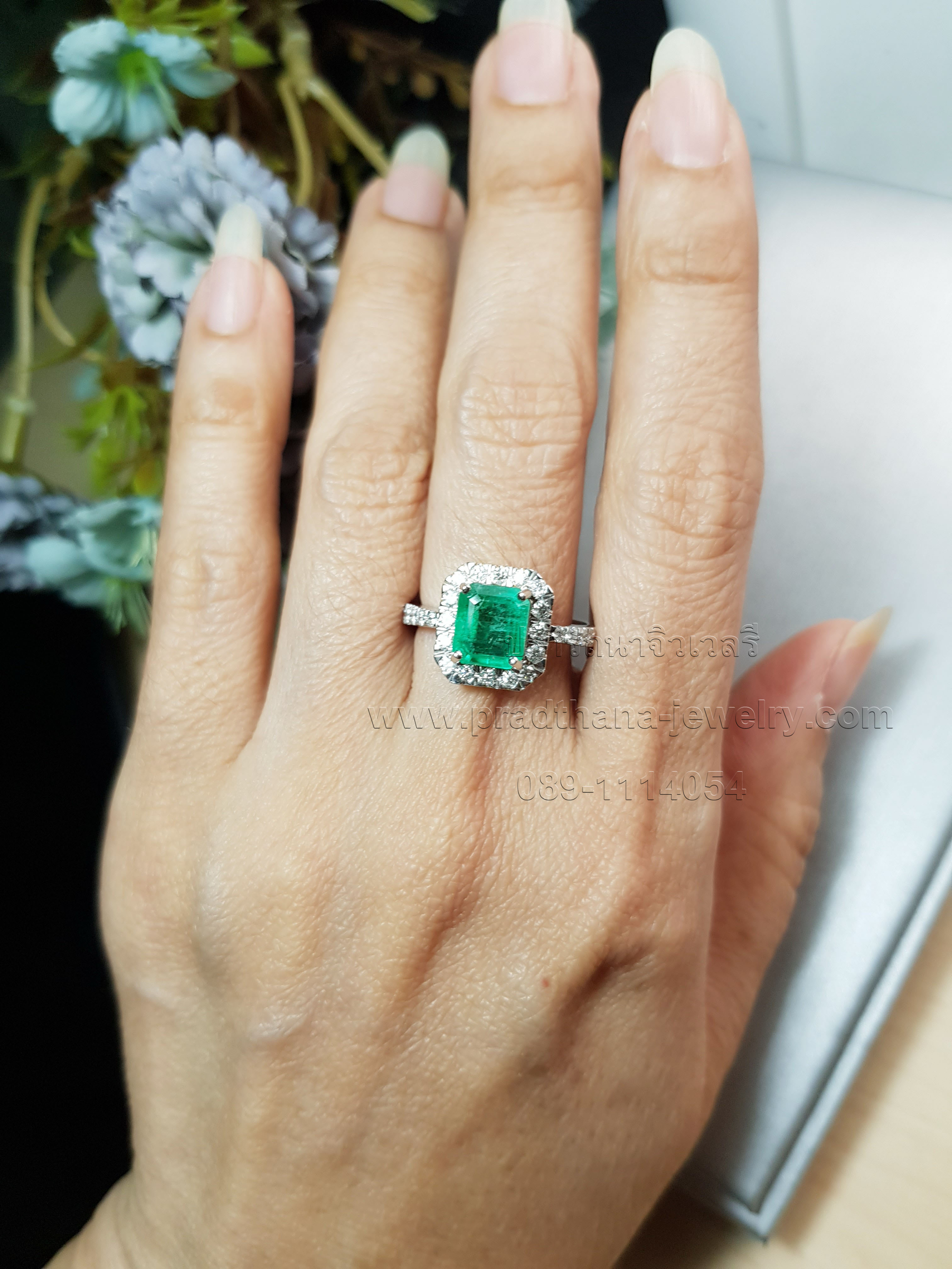 แหวนมรกตประดับเพชร