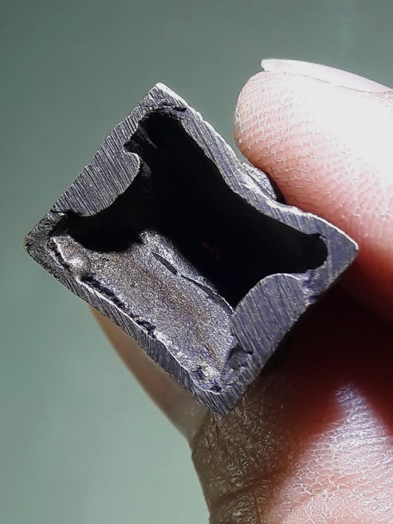 รหัสสินค้า พระกริ่ง พระหล่อ 840 รูปหล่อโบราณ หล่อก้นถ้วย หลวงพ่อเงิน วัดบางคลาน จังหวัดพิจิตร ไม่ทราบปีที่สร้าง ตอกโค๊ต บริเวณสังฆาฏิ