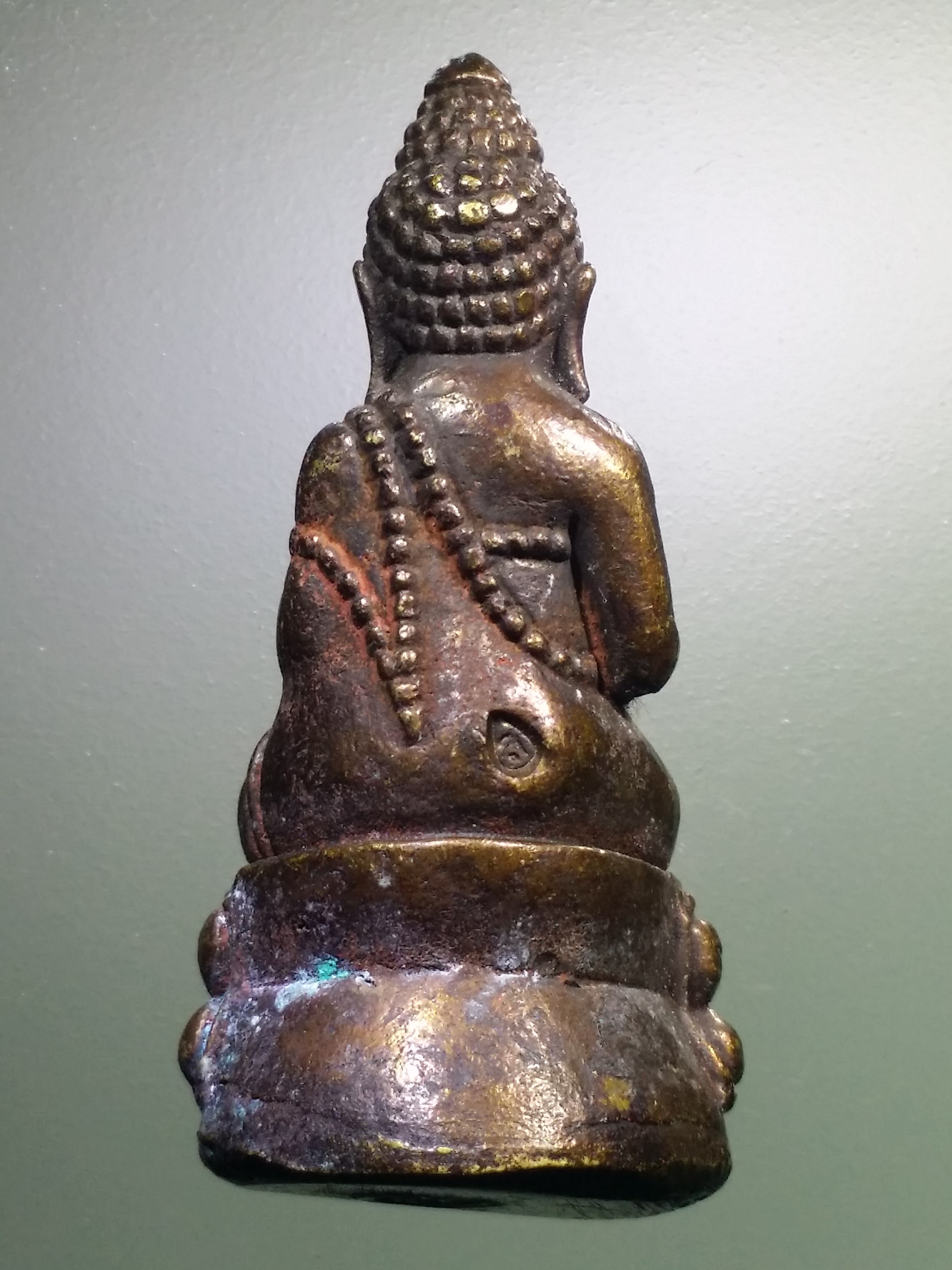 antig FB 952 พระกริ่งประทานพร หรือหม้อน้ำมนต์ไม่ทราบที่ ด้านหลังตอกโค๊ต ส. กริ่งเขย่าดังครับ พระรายการนี้ให้เช่าบูชาแล้ว