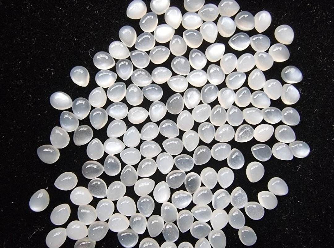 มูนสโตนหยดน้ำหลังเบี้ย 5x4 mm. 5 กะรัต