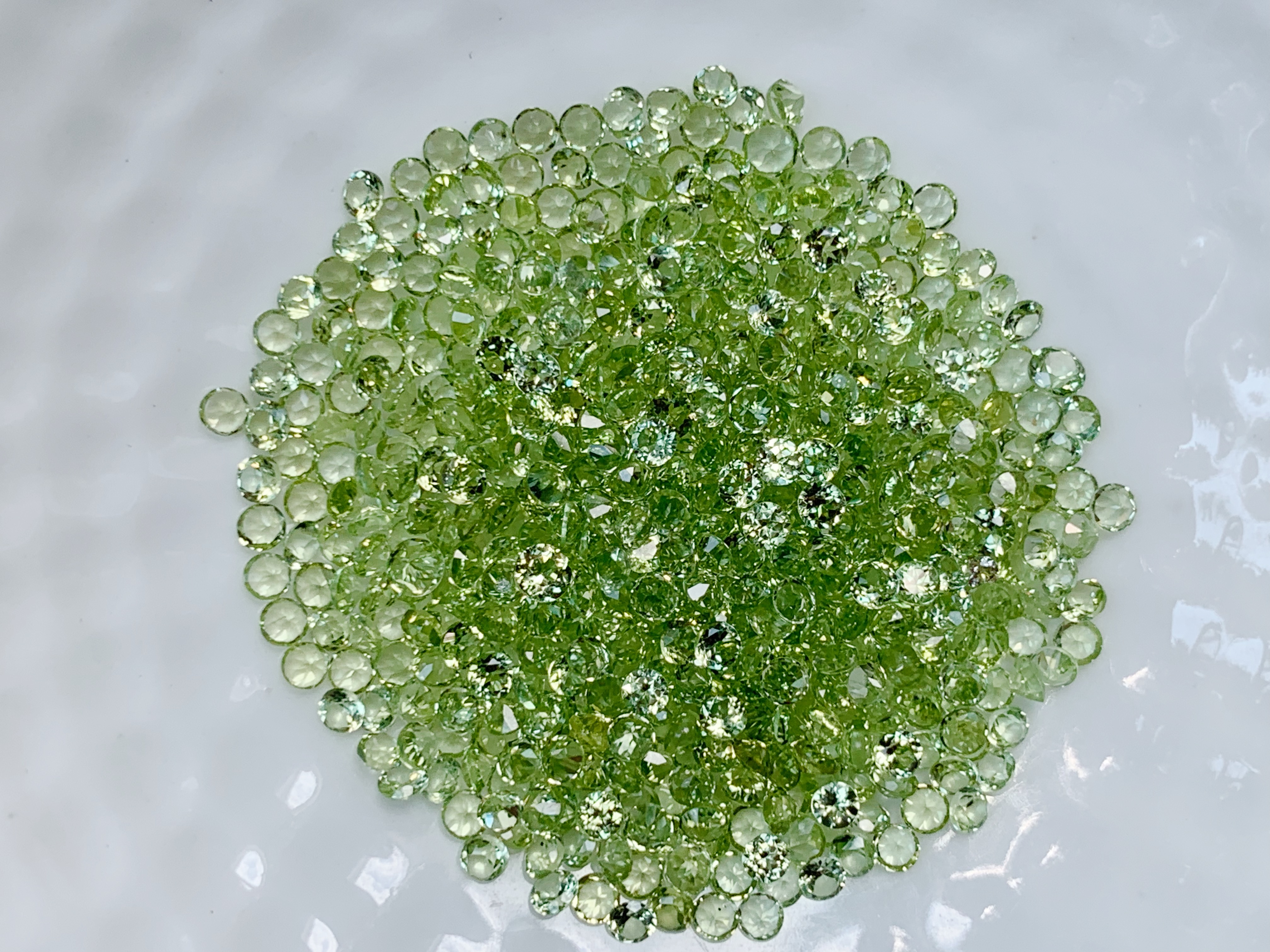 Peridot เพอริดอทกลม 2.0 มม. 5 กะรัต
