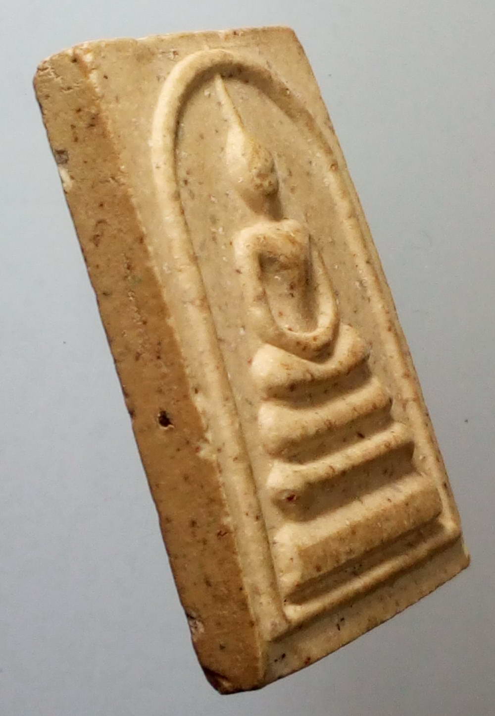 รหัสสินค้า พระไม่ทราบที่ 131 พระสมเด็จเนื้อผง หลังตราสัญลักษณ์กาญจนาภิเษก ที่ระลึกในหลวงรัชกาลที่ 9 ครองราชย์ครบ 50 ปี ไม่ทราบวัดที่สร้าง พระรายการนี้ให้เช่าบูชาแล้ว