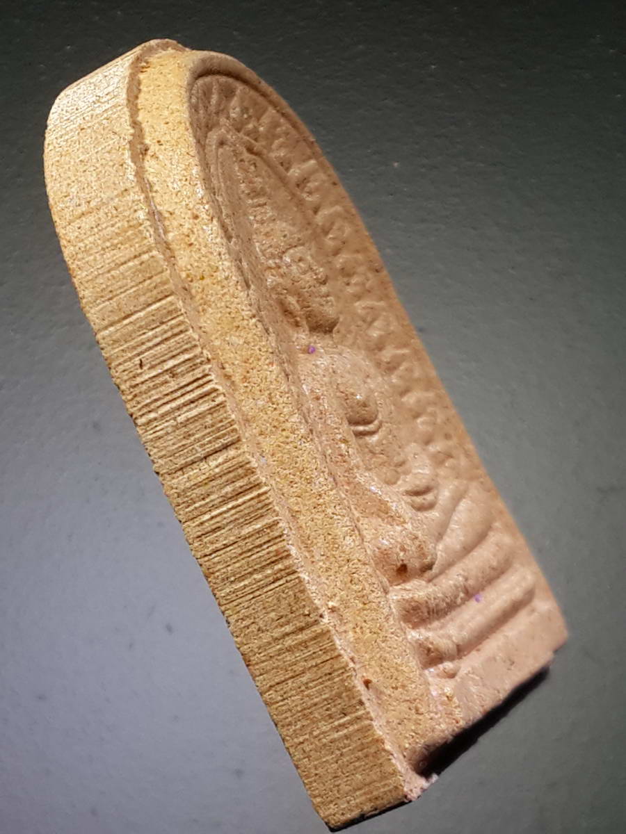 รหัสสินค้า พระมีกล่อง 336 พระผงพิมพ์ซุ้มกอ เนื้อกระเบื้องหลังคาโบสถ์ รุ่นแรก หลวงพ่อพระใส วัดโพธิ์ชัย จังหวัดหนองคาย สร้างปี 2541