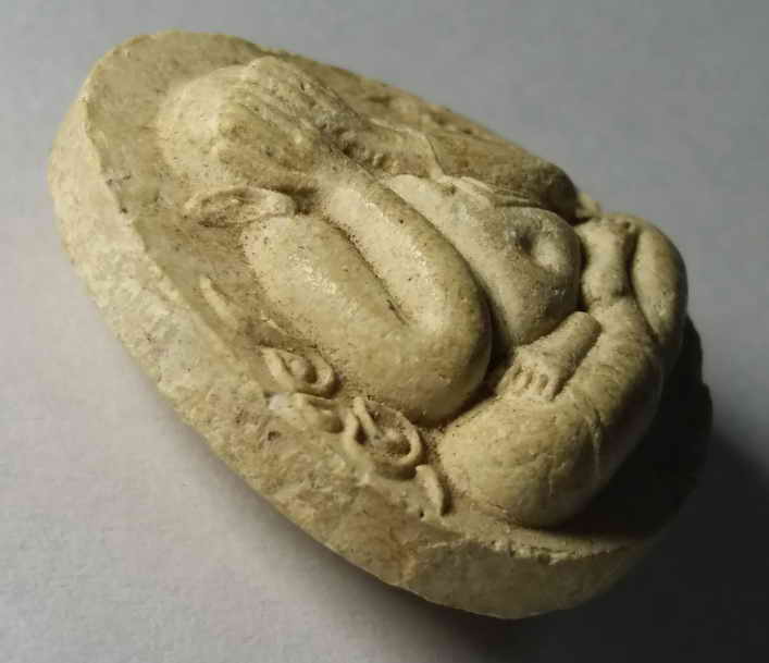 รหัสสินค้า พระปิดตา ทั่วไป 082 พระปิดตาเนื้อผงรุ่นปลดหนี้ หลวงพ่อมงคล สุมังคโล วัดหนองนมวัว อ.ลาดยาว จ.นครสวรรค์ รุ่นเสาร์ 5 ปี 2536