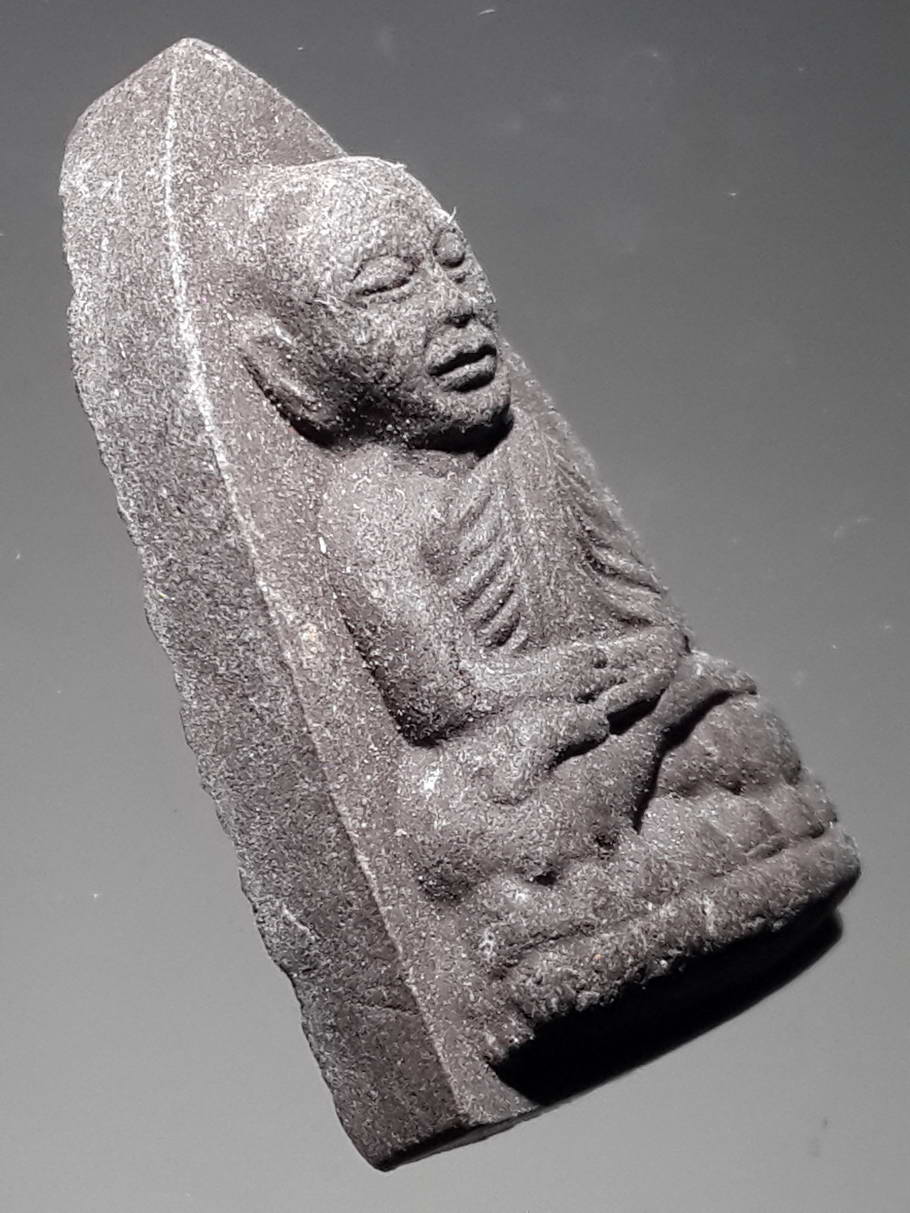 รหัสสินค้า หลวงปู่ทวด วัดต่างๆ 331 หลวงปู่ทวด วัดช้างให้ จังหวัดปัตตานี เนื้อว่าน พิมพ์เตารีด หลังตัวหนังสือนูน