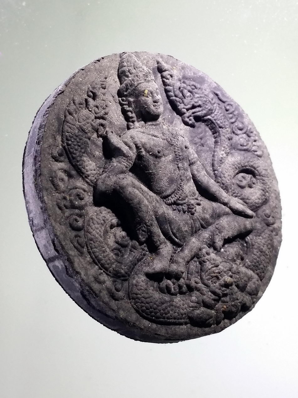 รหัสสินค้า จตุคามรามเทพ 907 พระเทวราชโพธิสัตว์จตุคามรามเทพ เนื้อว่านกากยายักษ์ โรยผงตะไบ ปิดแผ่นทอง นำฤกษ์ รุ่นมหาเศรษฐีบุญฤทธิ์ หลวงพ่อจอน วัดบุญฤทธิ์ จังหวัดนครราชสีมา จัดสร้าง ปี 2550