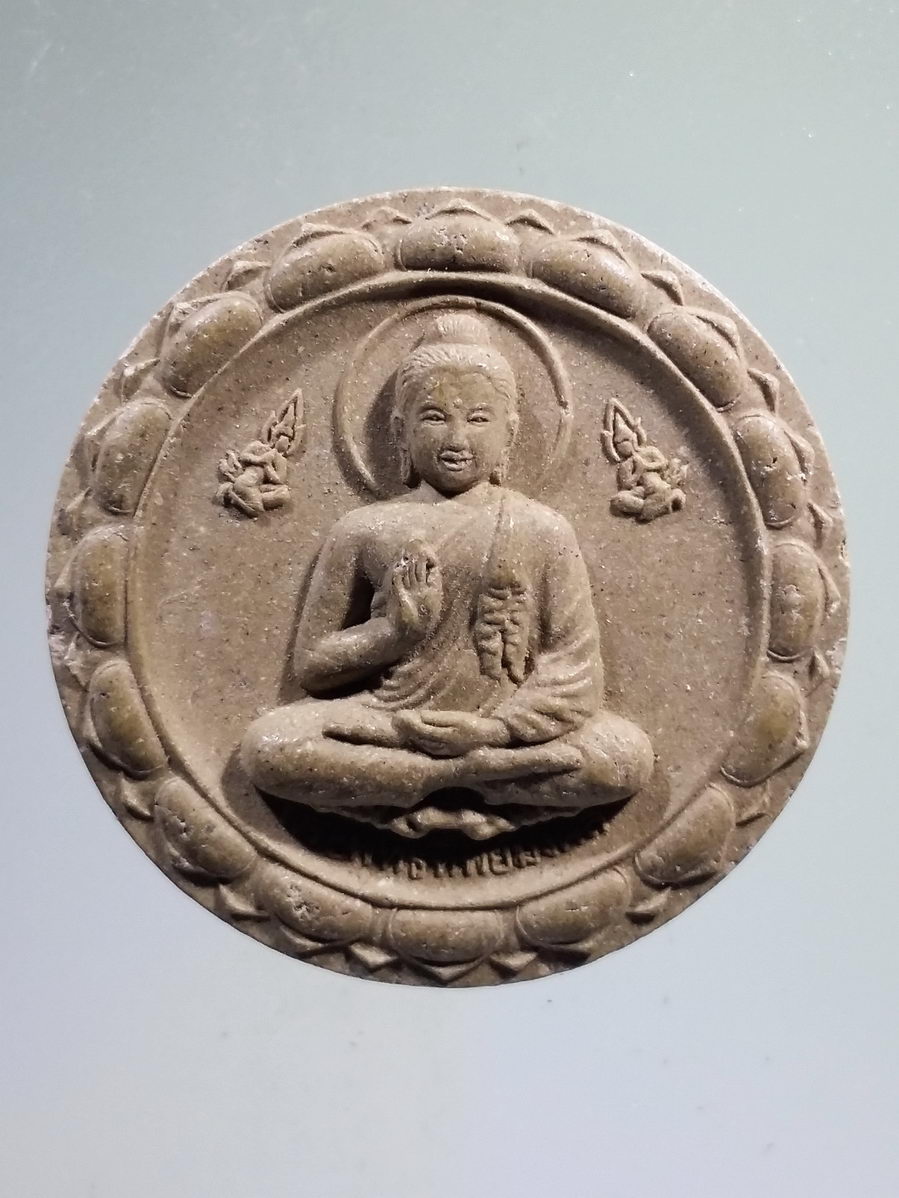 รหัสสินค้า พระเนื้อดิน เนื้อผง เนื้อว่าน 9132 พระพุทธทิพยมงคล พิมพ์ดอกบัว หลังยันต์ไม่ทราบที่ ด้านหลังมีรอยกระเทาะ พิจารณาก่อนเช่าบูชานะครับ พระรายการนี้ให้เช่าบูชาแล้ว