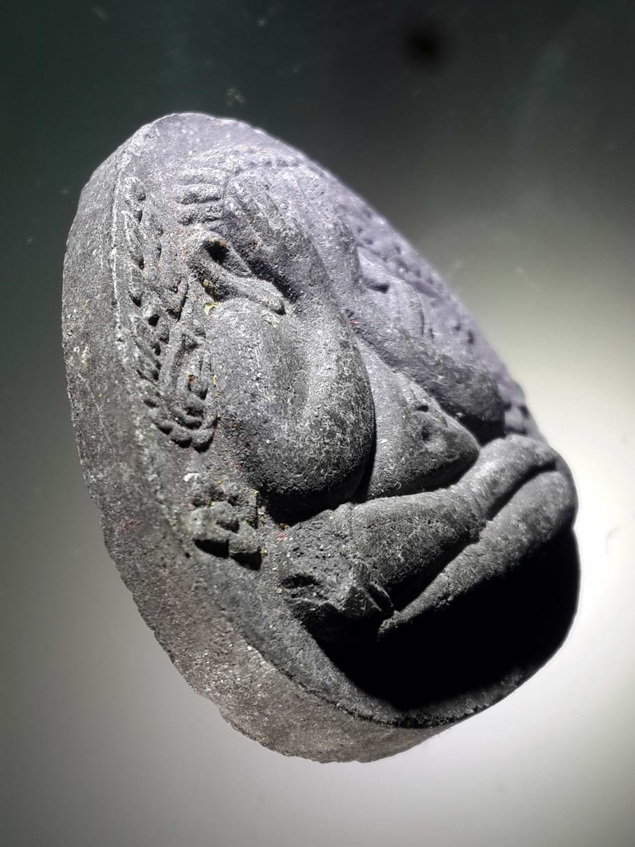 รหัสสินค้า พระปิดตา ทั่วไป 044 พระปิดตาเนื้อผงใบลาน หลวงปู่ทวด วัดช้างให้ จังหวัดปัตตานี รุ่นมหาราช สร้างปี 2538 เฉลิมพระเกียรติครองราชย์ ครบ 50 ปี พระรายการนี้ให้เช่าบูชาแล้ว