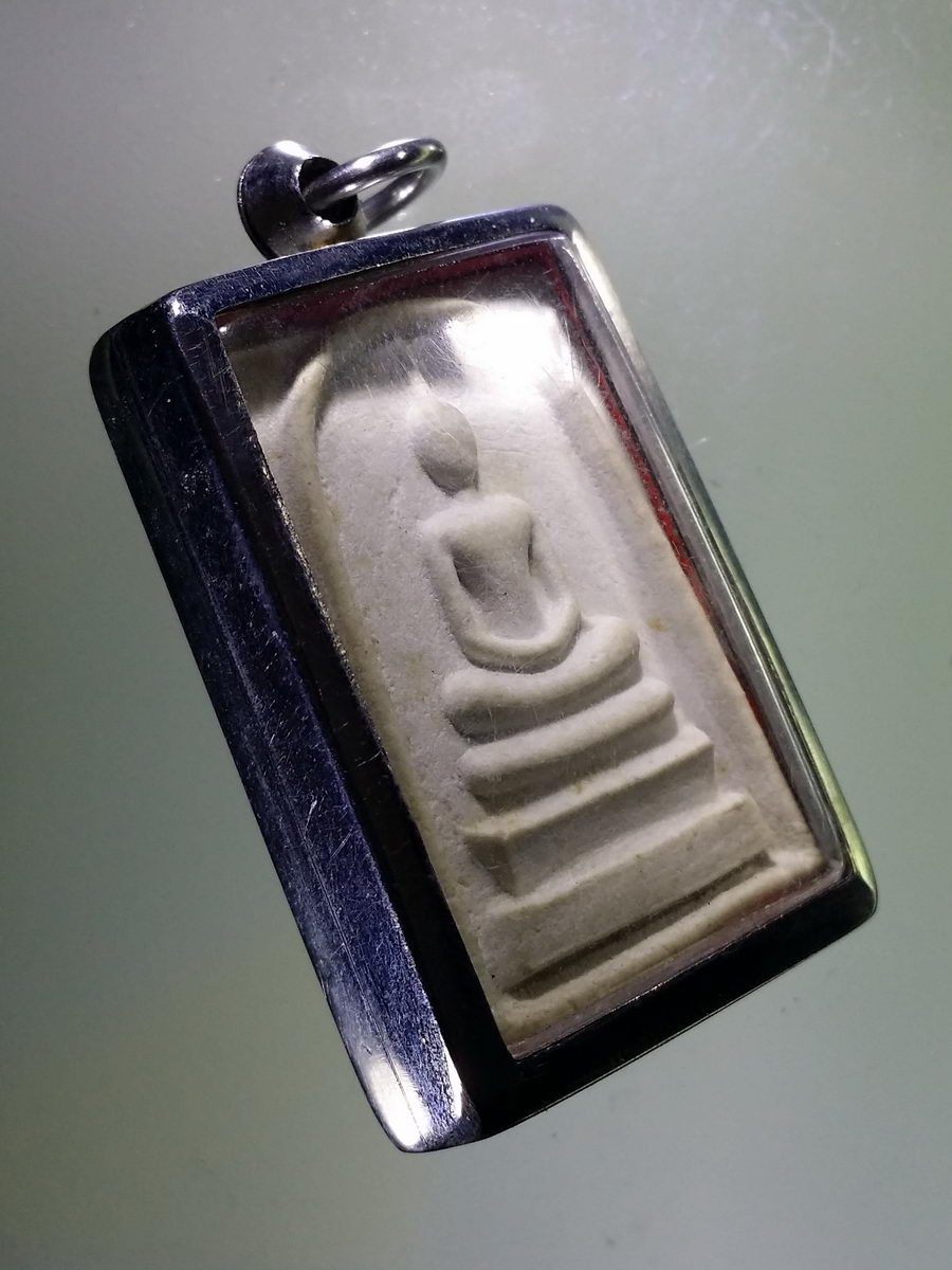 Antig Pim 086 พระสมเด็จเนื้อผง หลังยันต์ค่ายกล หลวงปู่ญาท่านสวน ฉันทโร วัดนาอุดม จังหวัดอุบลราชธานี สร้างปี 2537 พระสภาพสวยมาก งดต่อราคา นะครับ พระรายการนี้ให้เช่าบูชาแล้ว