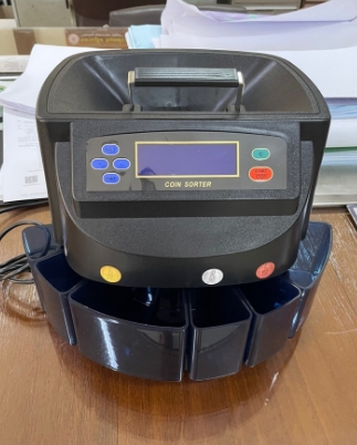 เครื่องนับเหรียญบาท รุ่นอัพเกรดมีหน้าจอ LED สว่าง มีหูหิ้วและมีช่องเทใหญ่ขึ้น คัดแยกเหรียญบาท สามารถคัดแยกเหรียญได้ทุกประเภทอาทิเหรียญ 10 บาท, เหรียญ 5 บาท, เหรียญ 2 บาท, เหรียญ 1 บาท, เหรียญ 50 สตางค์, เหรียญ 25 สตางค์สามารถนับแยกใส่กล่องในแต่ละกล่องได้