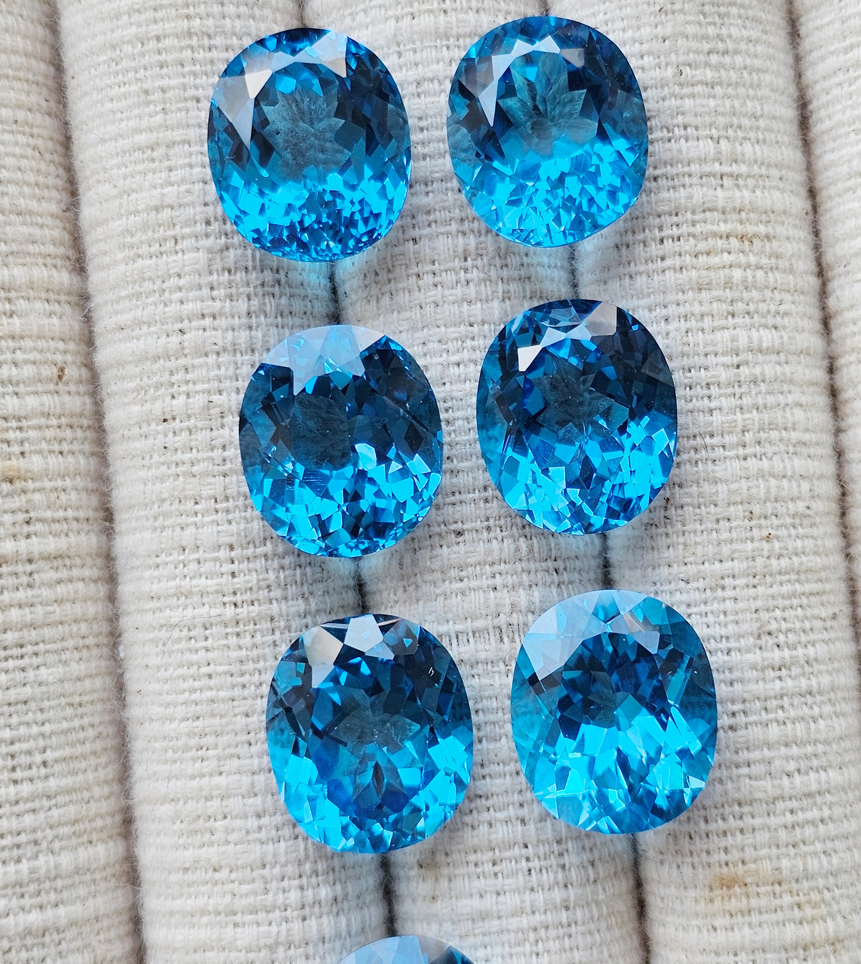 สวิสบลูโทปาสไข่เจียรเหลี่ยม 14x12mm. 1 เม็ด