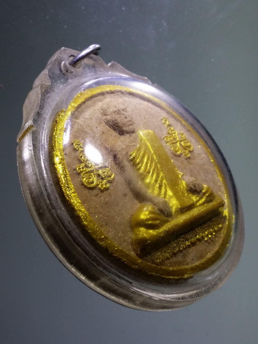 Antig LSD 022 พระผงจันทร์ลอยทาทองบรอนซ์ หลวงพ่อแจ๋ ติสสโร หลวงพ่อส้วน ปทุมุตต โร