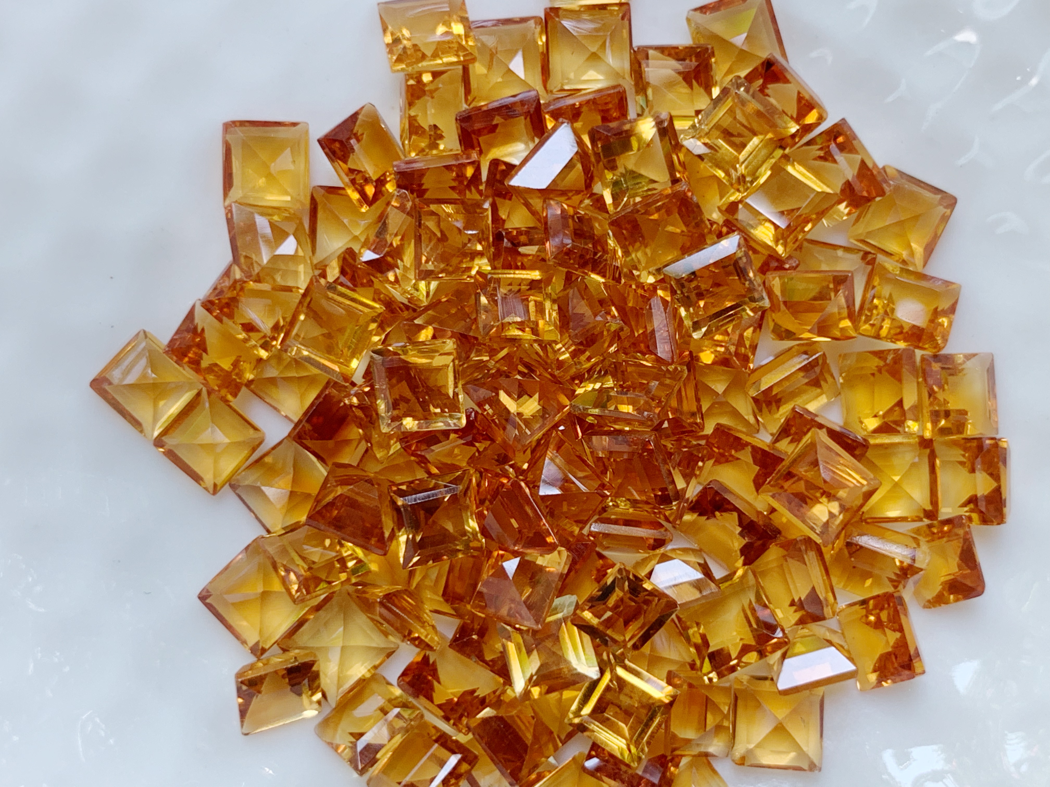 ซิทรินสีเข้มสี่เหลี่ยม 4x4 มม. 5 กะรัต