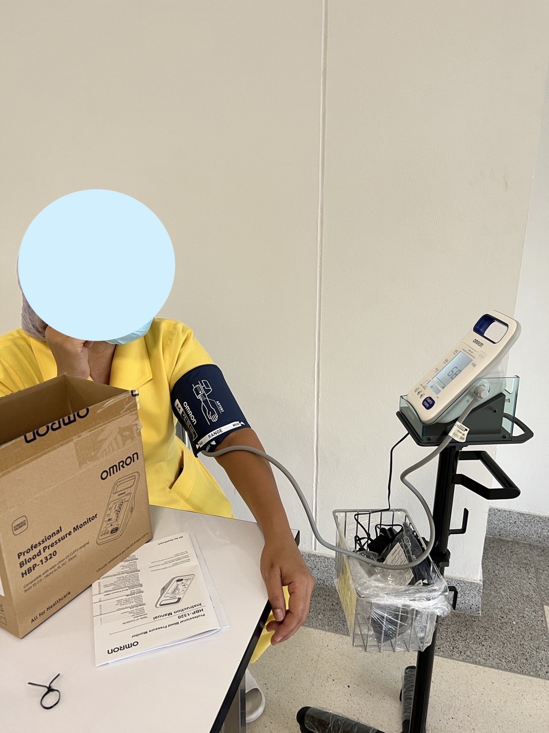 เครื่องวัดความดันโลหิตอัตโนมัติ OMRON รุ่น HBP-1320 + พร้อมรถเข็นขาตั้งครบชุด และอุปกรณ์ประกอบการใช้งาน